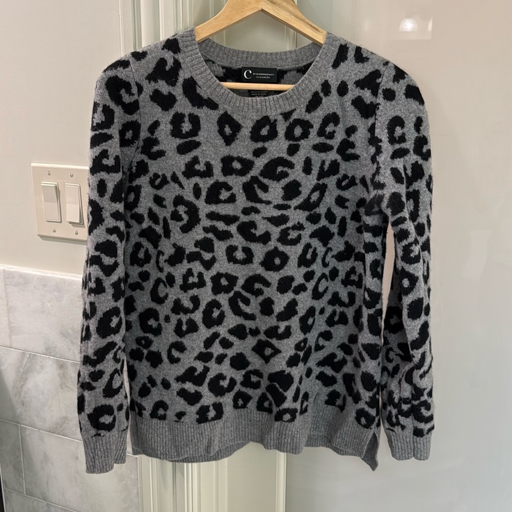 Bloomingdale’s animal print cashmere sweater size Medium